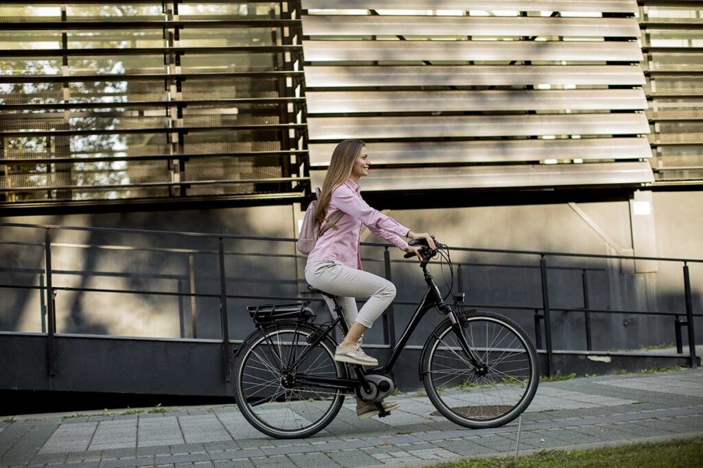 jonge vrouw rijdt op e-bike door de stad