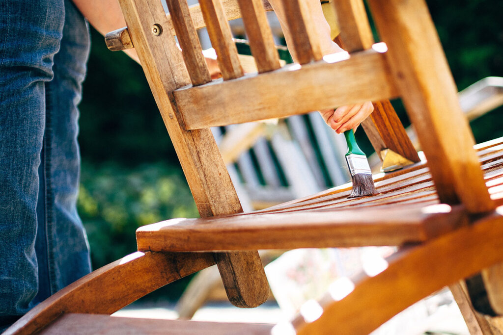 Houten meubilair op het terras is geglazuurd